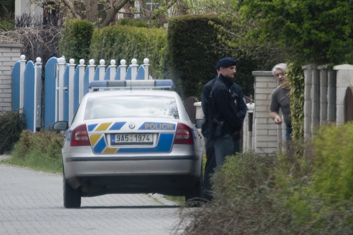 Policie přijíždí k domu Ivety Bartošové a mluví s Josefem Rychtářem.