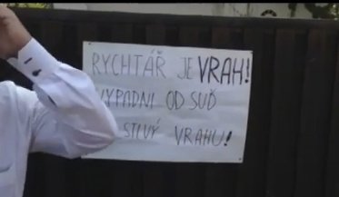 Tento plakát vyvěsil Macura na vrata vily v Uhříněvsi