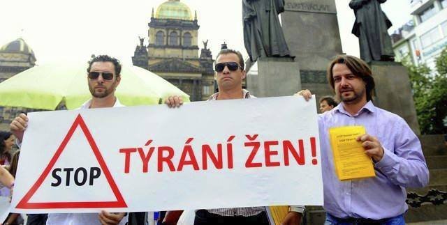 Demonstrace proti týrání žen se Petr veselý též zúčastnil, i když Macuru původně nemohl ani cítit...