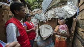 Moroví pacienti na Madagaskaru utíkají z nemocnic a šíří smrt. Prchají před jehlami