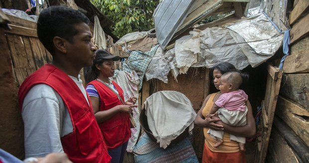 Moroví pacienti na Madagaskaru utíkají z nemocnic a šíří smrt. Prchají před jehlami