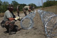 Nová železná opona? Maďarsko staví plot, Estonsko a Lotyšsko se přidávají