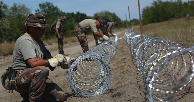 Nová železná opona? Maďarsko staví plot, Estonsko a Lotyšsko se přidávají