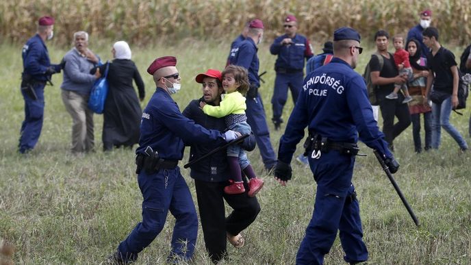 Maďarská policie nezvládá zadržovat uprchlíky