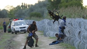 Uprchlíci si hravě poradí i s ostnatým drátem.