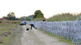 Policie jen bezmocně přihlíží.