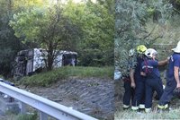 Tragická nehoda autobusu v Maďarsku: Po nárazu do mostní konstrukce zemřelo několik lidí