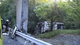 V Maďarsku havaroval autobus s padesáti cestujícími. Neštěstí se stalo na dálnici zhruba 70 kilometrů jihozápadně od Budapešti a zemřelo při něm osm lidí. (15.8.2021)