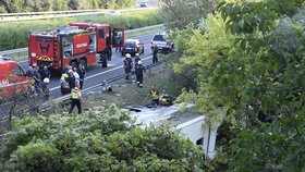 V Maďarsku havaroval autobus s padesáti cestujícími. Neštěstí se stalo na dálnici zhruba 70 kilometrů jihozápadně od Budapešti a zemřelo při něm osm lidí. (15.8.2021)