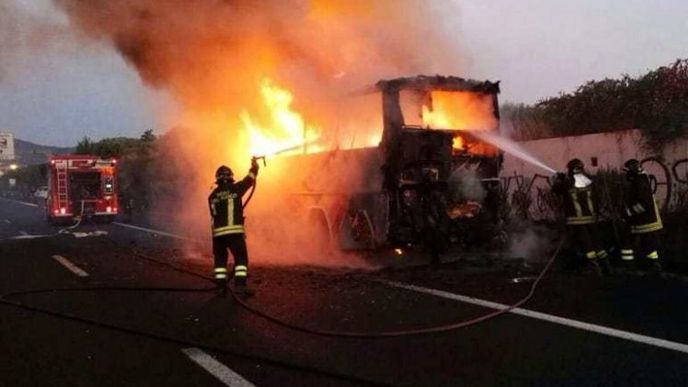 Maďarský autobus plný školáků havaroval v Itálii.