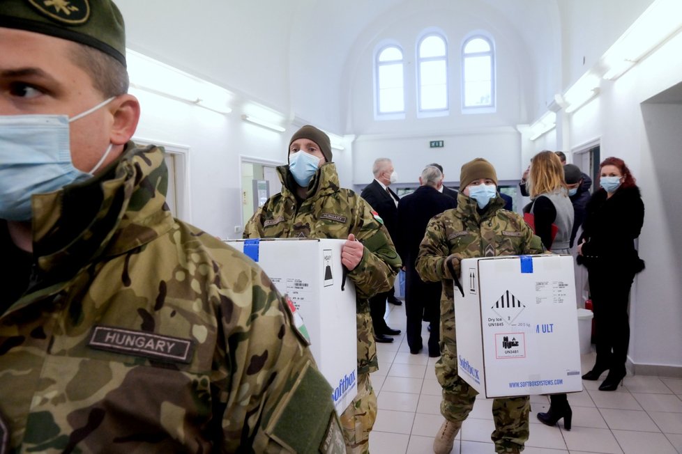 Maďarští vojáci přinášejí první dodávku vakcín společností Pfizer/BioNTech do budapešťské nemocnice (26. 12. 2020)