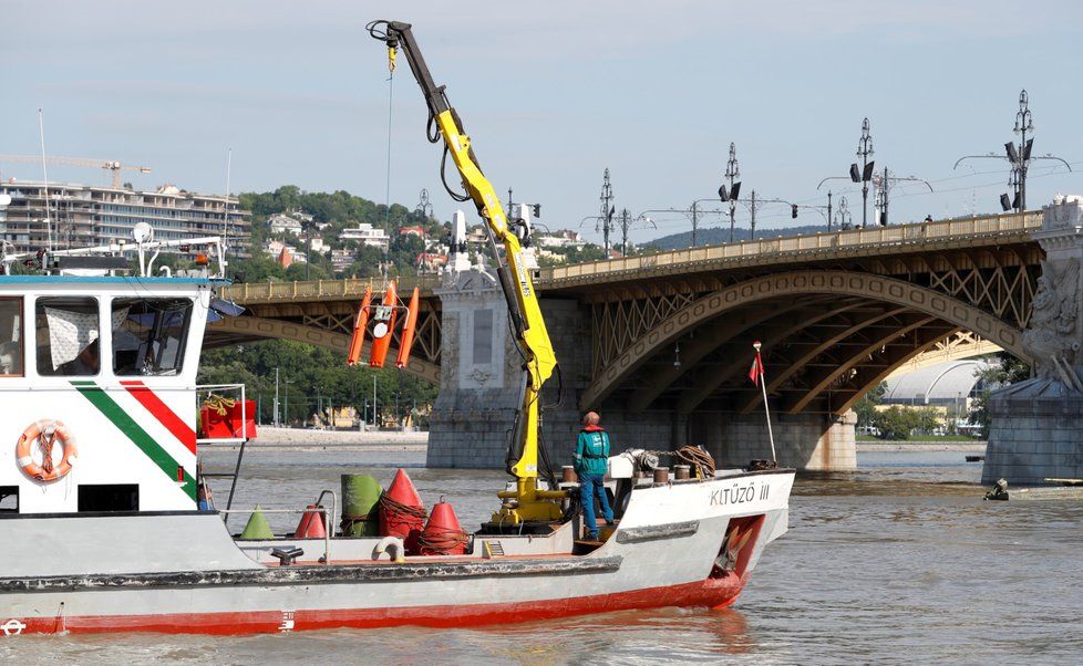 Pátrání po lodi, která se po srážce s jiným plavidlem potopila v Budapešti