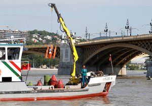 Pátrání po lodi, která se po srážce s jiným plavidlem potopila v Budapešti, by mohlo podle záchranných týmů začít příští týden.