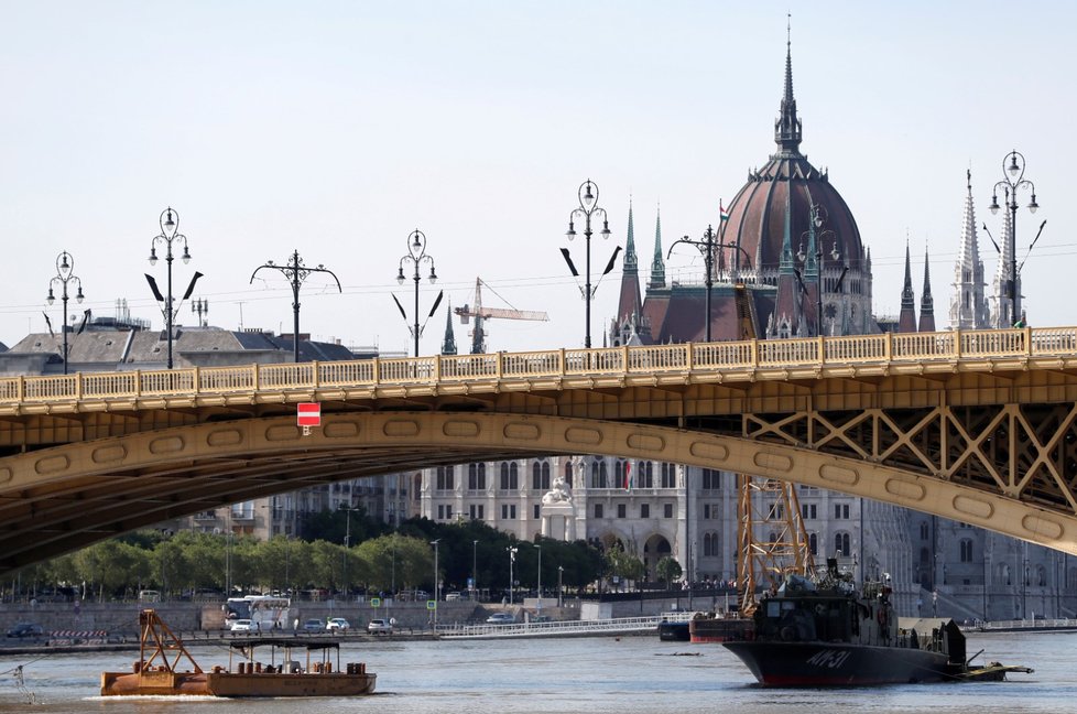 Záchranáři a potápěči dál pátrají po obětech lodního neštěstí v Budapešti.