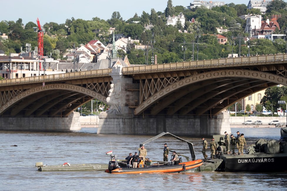 Záchranáři a potápěči dál pátrají po obětech lodního neštěstí v Budapešti.