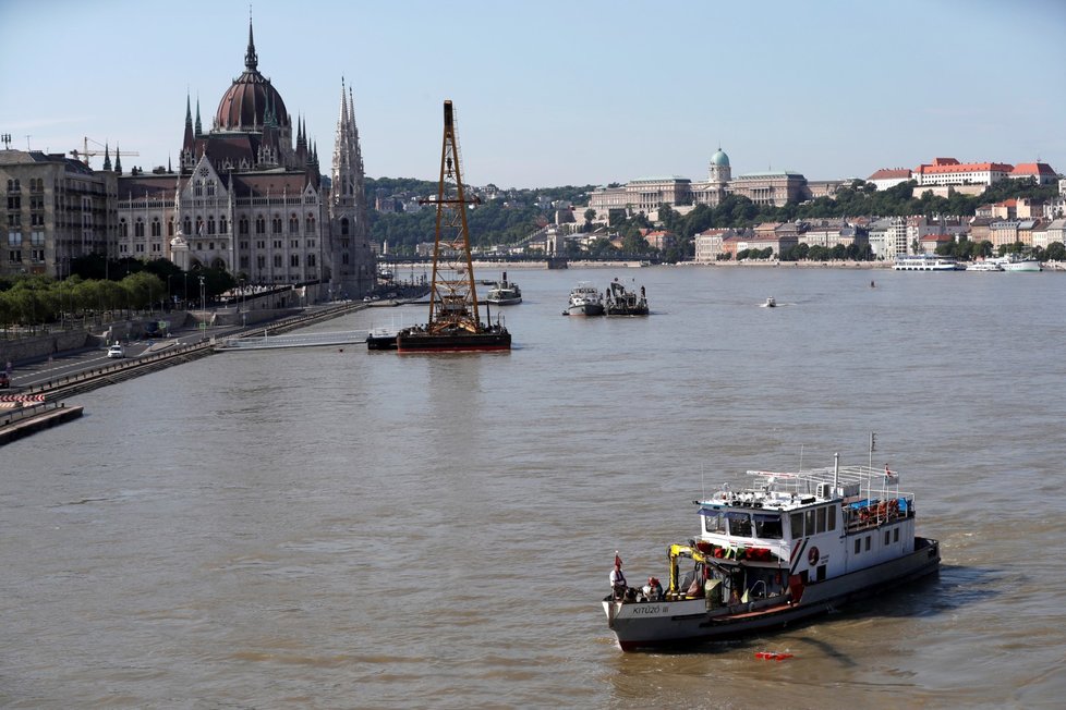 Pátrání po lodi, která se po srážce s jiným plavidlem potopila v Budapešti