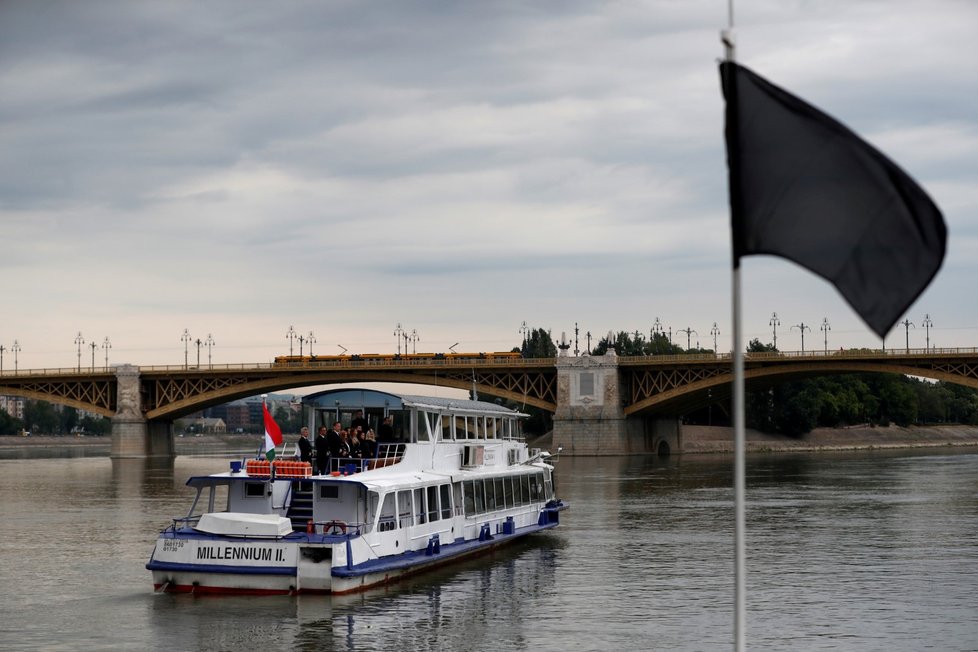 Budapešť si připomněla první výročí potopení výletní lodi Hableány s jihokorejskými turisty na palubě. Zemřelo tehdy 25 Jihokorejců a dva maďarští členové posádky.