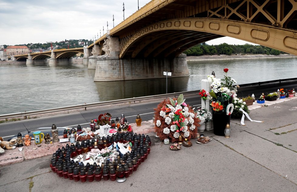 Budapešť si připomněla první výročí potopení výletní lodi Hableány s jihokorejskými turisty na palubě. Zemřelo tehdy 25 Jihokorejců a dva maďarští členové posádky.