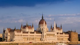 Maďarský parlament v Budapešti působí majestátně