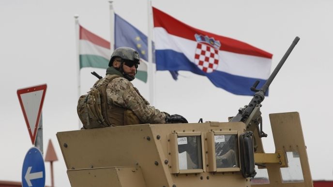 Maďarský vojá stráží hraniční přechod s Chorvatskem v