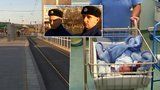 Dívka porodila v mrazu miminko na kolejích u tramvajové zastávky, pomáhali jí dva policisté