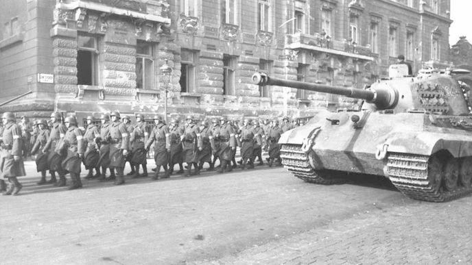 Pochod Šípových křížů v Budapešti, říjen 1944. Asistuje Tiger II.