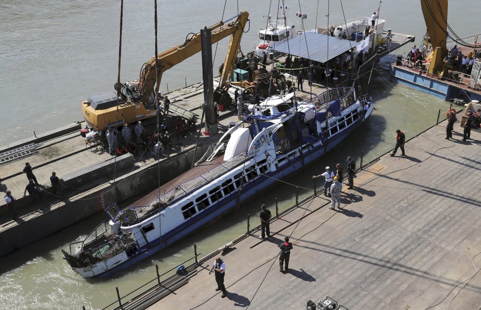 V Maďarsku začali vyzvedávat potopenou výletní loď.