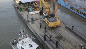 V Maďarsku začali vyzvedávat potopenou výletní loď.