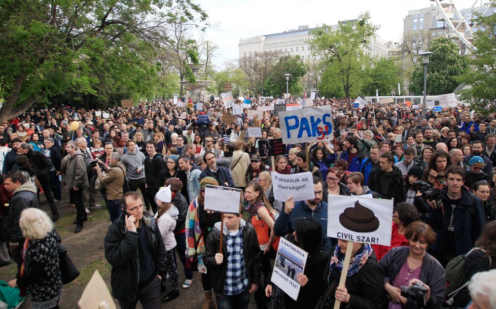 Lidé v Budapešti protestují proti novému zákonu proti Středoevropské univerzitě.