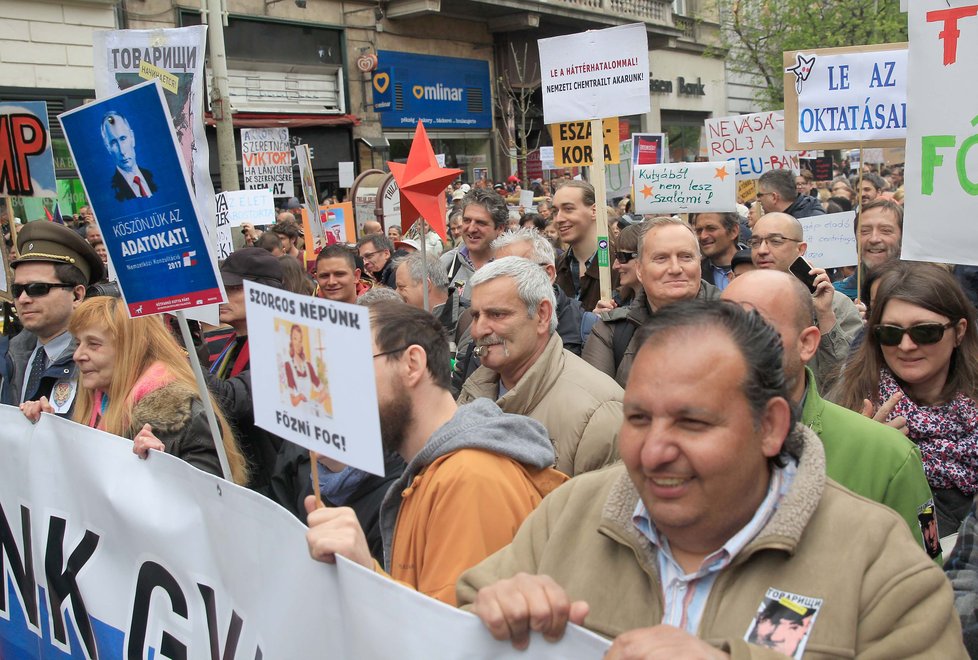 Lidé v Budapešti protestují proti novému zákonu proti Středoevropské univerzitě.