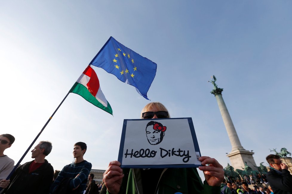 Lidé v Budapešti protestují proti novému zákonu proti Středoevropské univerzitě.