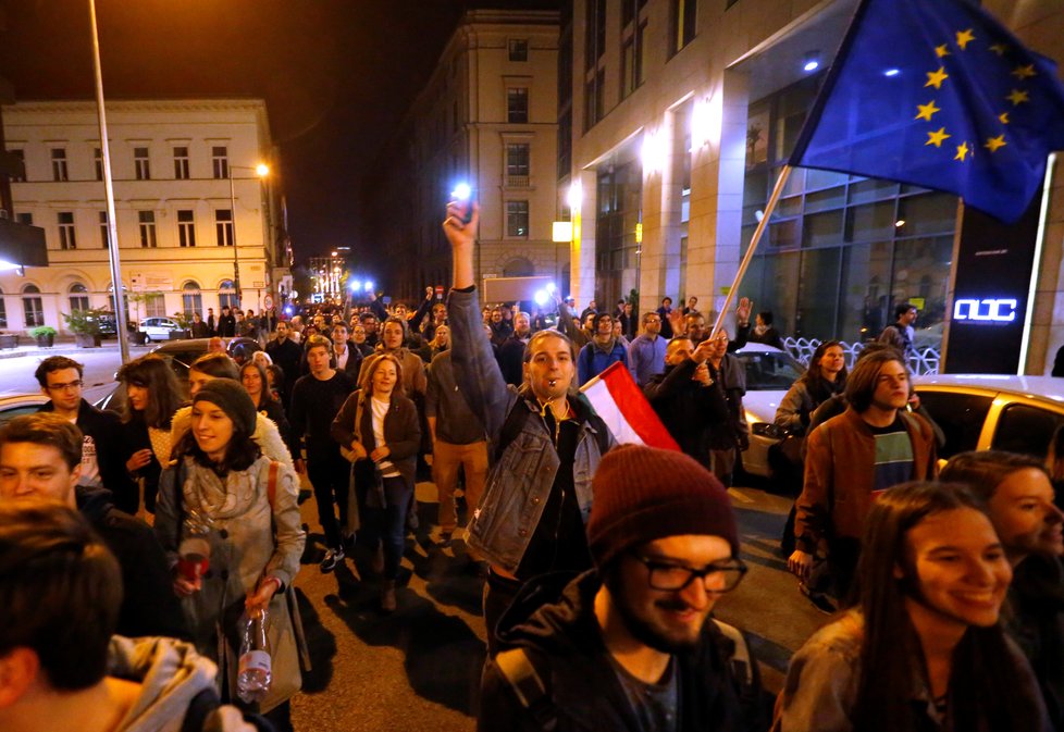 Lidé v Budapešti protestují proti novému zákonu proti Středoevropské univerzitě.