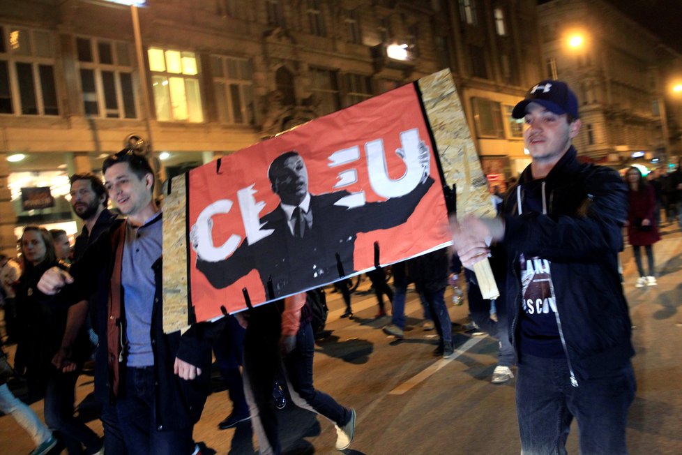 Lidé v Budapešti protestují proti novému zákonu proti Středoevropské univerzitě.