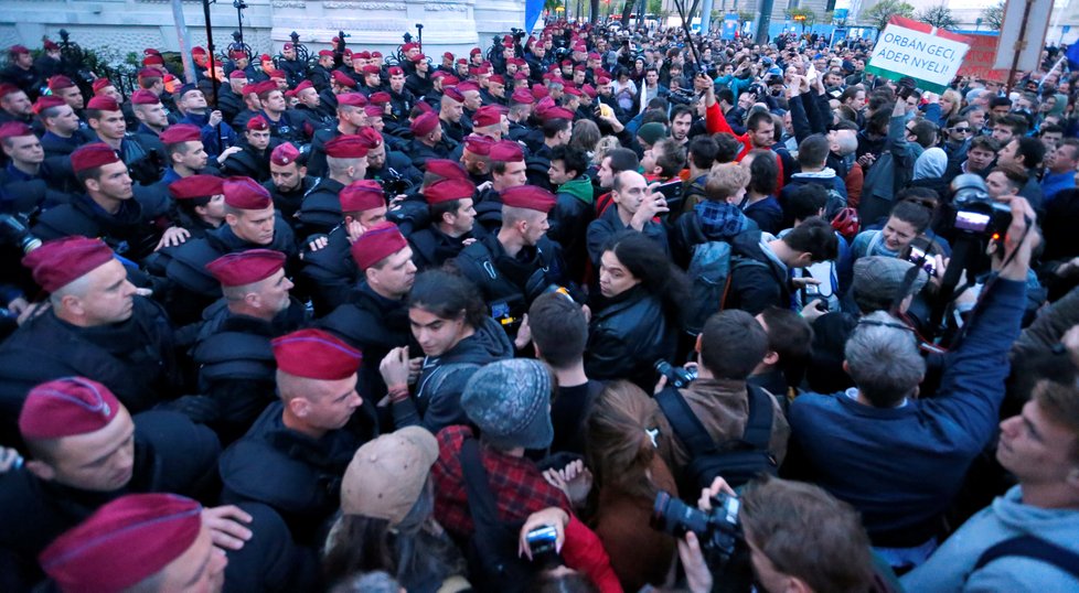 Lidé v Budapešti protestují proti novému zákonu proti Středoevropské univerzitě.