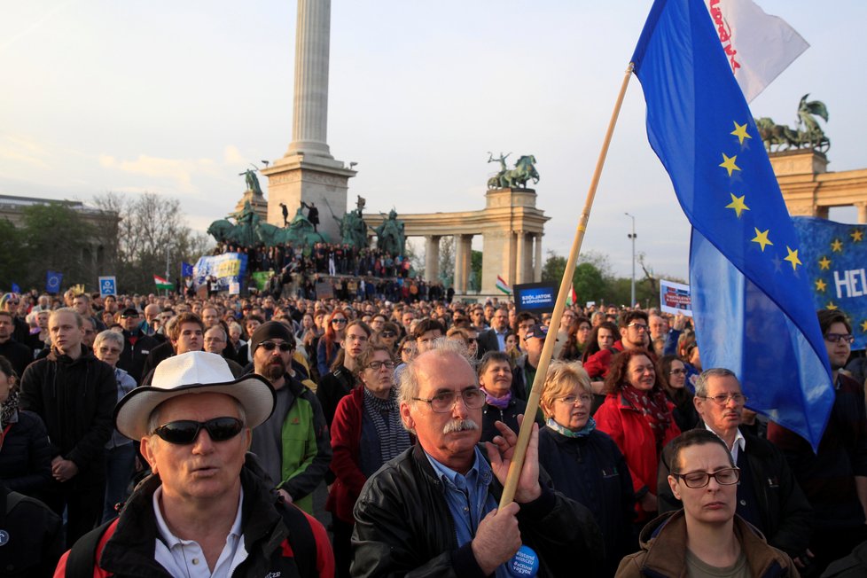 Lidé v Budapešti protestují proti novému zákonu proti Středoevropské univerzitě.