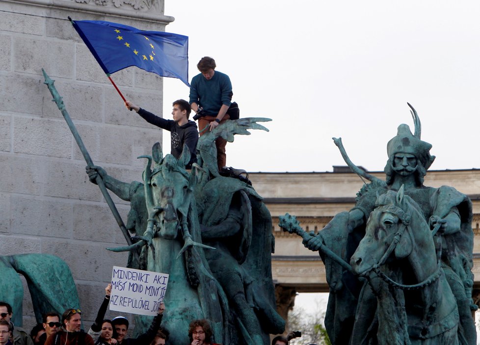 Lidé v Budapešti protestují proti novému zákonu proti Středoevropské univerzitě.