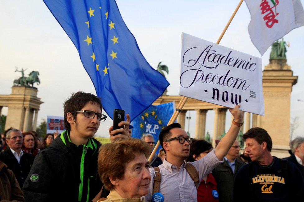 Lidé v Budapešti protestují proti novému zákonu proti Středoevropské univerzitě.