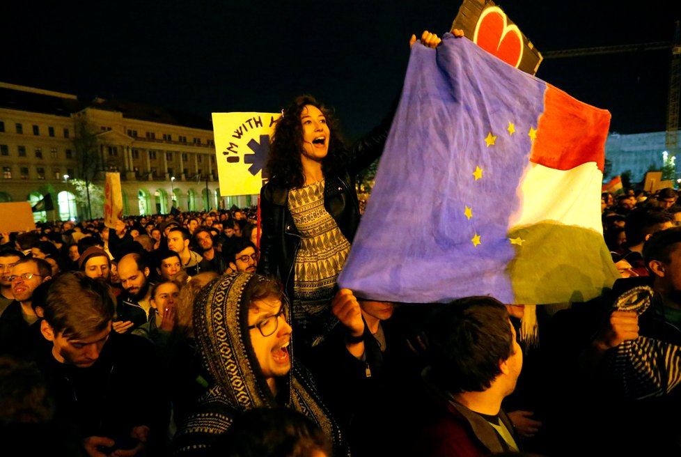 Lidé v Budapešti protestují proti novému zákonu proti Středoevropské univerzitě.