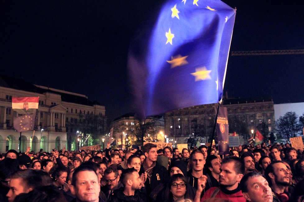 Lidé v Budapešti protestují proti novému zákonu proti Středoevropské univerzitě.