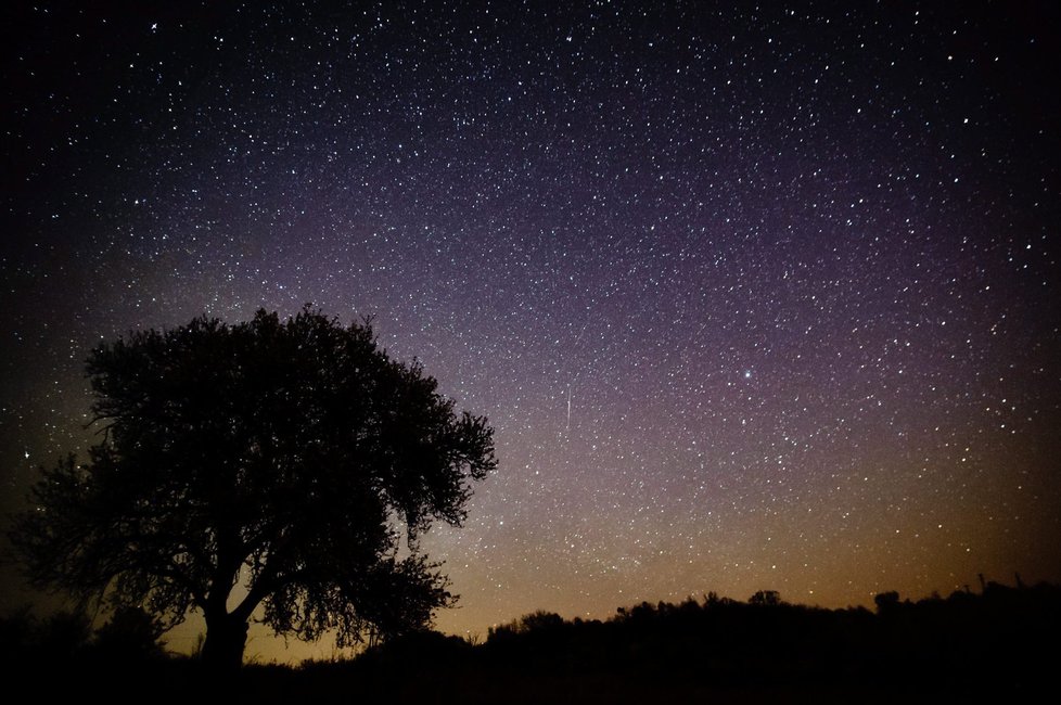 Meteorický roj Geminid, který je aktuálně pozorovatelný na obloze.