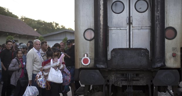 Maďarsko jde tvrdě proti imigrantům. Postavilo se Bruselu a nenechá si je vrátit