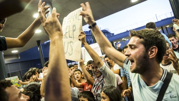 Imigranti na budapešťském nádraží Keleti se snaží dostat do vlaků do Německa