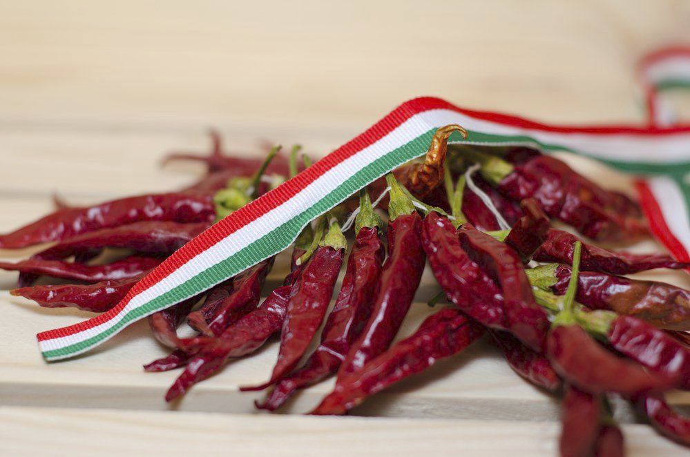 Mletá paprika se vyrábí ze sušených červených paprik, jež se pěstují zejména v oblasti kolem města Kalocsa na jih od Budapešti.