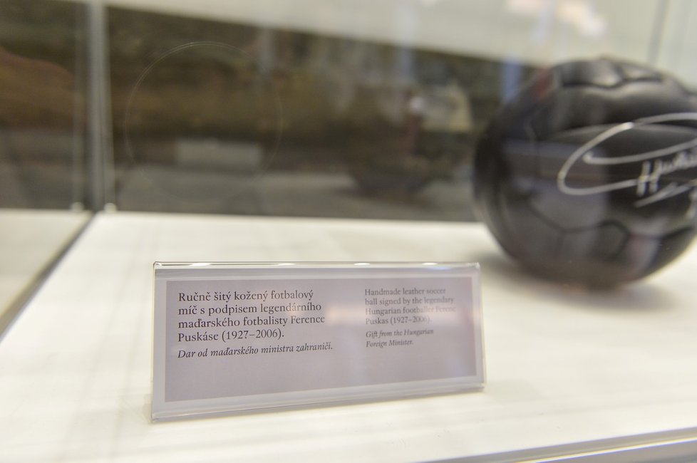 Ručně šitý kožený fotbalový míč s podpisem legendárního maďarského fotbalisty Ference Puskáse (1927–2006). Dar od maďarského ministra zahraničí.