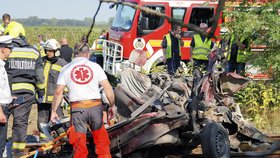 Při srážce vlaku s automobilem na železničním přejezdu v pondělí v Maďarsku zemřelo sedm lidí.