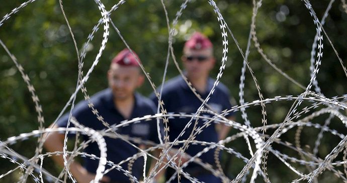 Maďarsko se brání uprchlíkům: Postaví další plot.