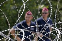 Maďaři opevňují před migranty hranice. K žiletkovému plotu přidají další