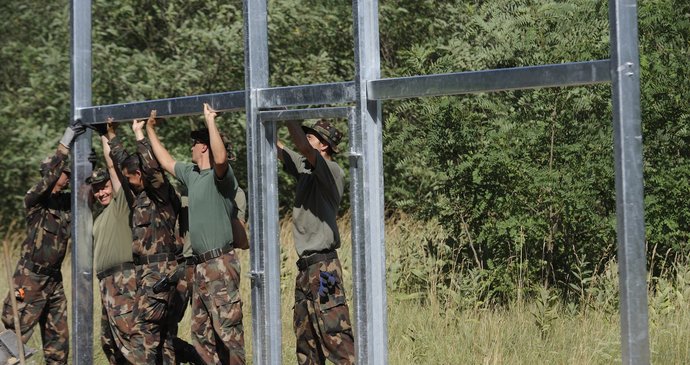 Maďaři staví u srbské hranice plot proti migrantům.