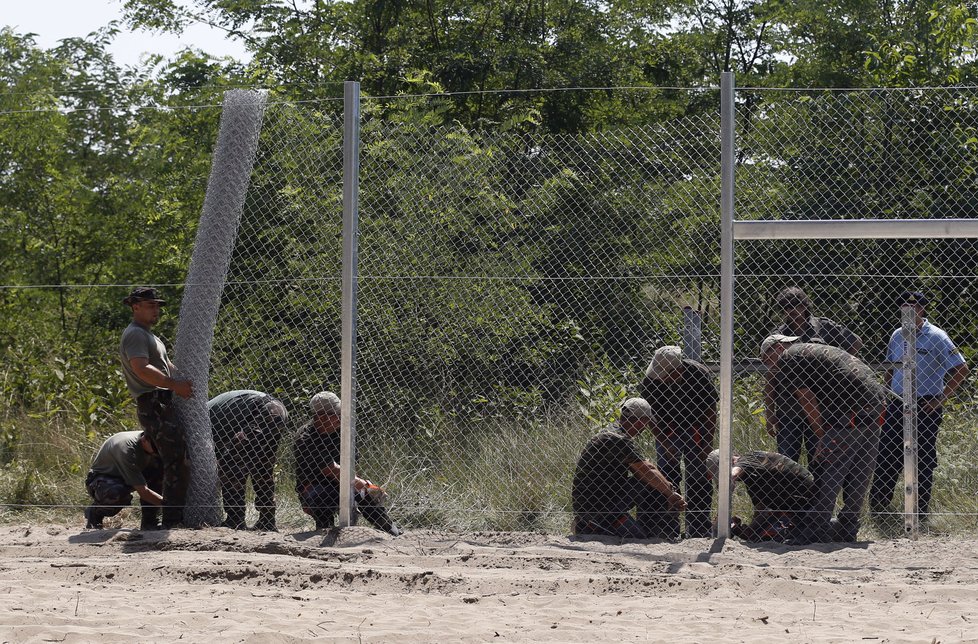 Maďarsko se brání uprchlíkům: Postaví další plot.