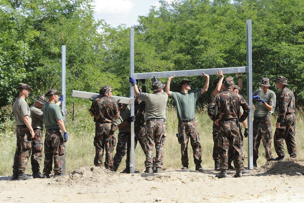 Maďaři staví u srbské hranice plot proti migrantům.